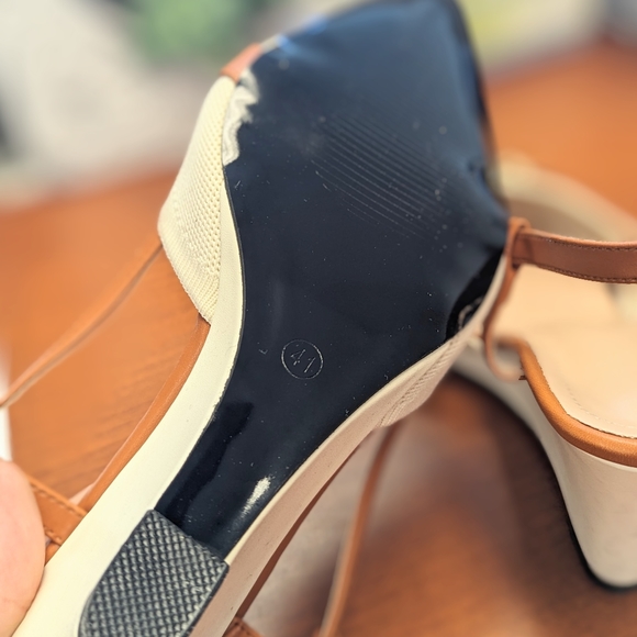 Comfy Wedge Strap Shoes - Picture 5 of 6